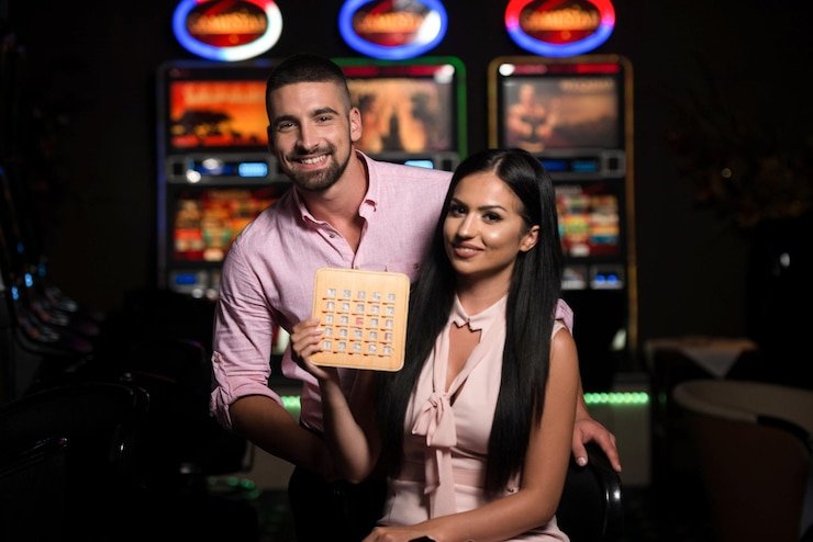 Dashboard rajaspin menampilkan slot, roulette, dan live casino